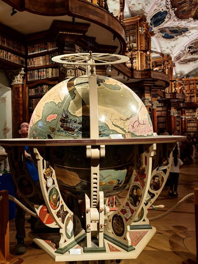 晚潮｜圣加仑的书卷与凸窗