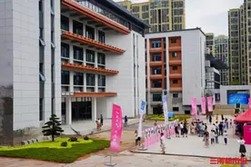 围挡后面丨家长提前“探营”，长沙市第十一中学新校区今秋开学图片