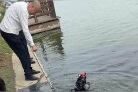 一年打捞上百件物品，最常见的是手机！揭秘职业水底“摸金”团队图片