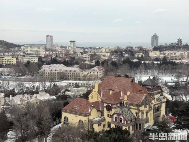 红瓦绿树，白雪皑皑