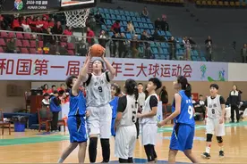 江苏女篮晋级三大球运动会四强，但半决赛对手有个投篮命中率近乎百分百的内线……图片