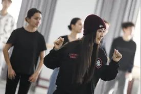 维吾尔族女舞者：带领青年拥抱民族风街舞图片