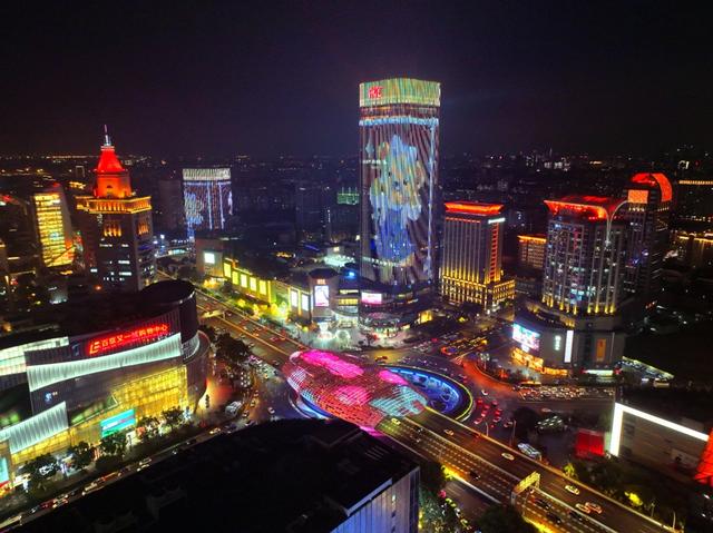 东风夜放花千树，杨浦处处流光舞