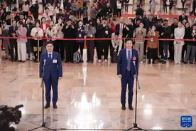 两会上的“武大华科”同台！与雷军一起亮相的周云杰毕业于华科，两人曾多次同框图片
