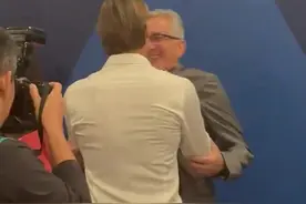 韩媒转发伊万被揪衣领：一旁的翻译一脸惊讶，中国队主帅还在陪笑图片
