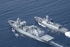 位太平洋某海域，海军舰艇编队实战化演练火力全开，传递什么信号？图片