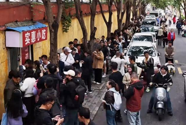 炒八掺爆火两个月后，夫妻店主决定搬迁12年老店：天冷了，想多支个火	，目前80%仍是新客，号不够用