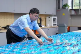 震撼！一位杭州军迷制作了760多艘人民海军舰艇模型图片