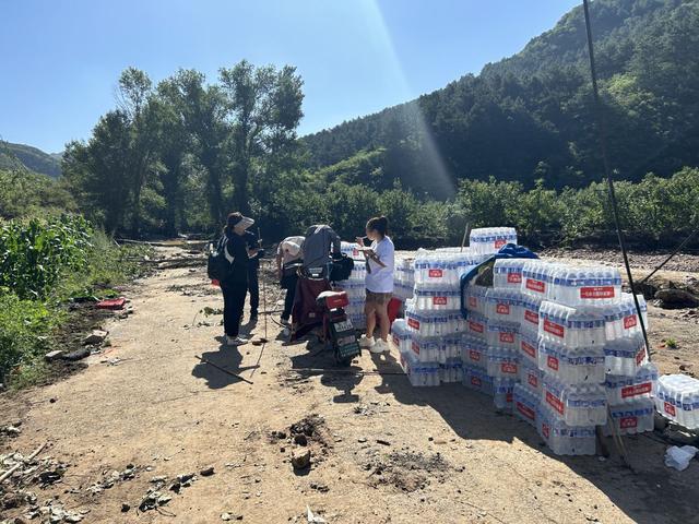 有人下山，有人上山：艰难进入京郊暴雨重灾村