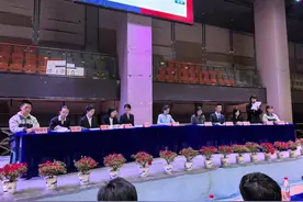 文理科生当场“开杠”！武汉二中一场精彩辩论请来武大学子当“外援”图片