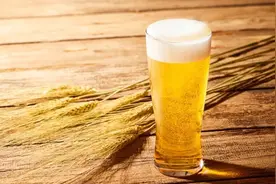 “边泡边喝”，捷克流行啤酒水疗图片