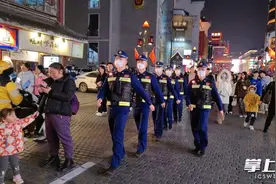 在长沙五一商圈，市民游客安心跨年，“蓝朋友”贴心守护图片
