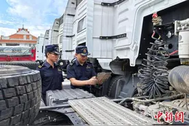 国产重卡牵引车从云南关累港口岸出口缅甸图片