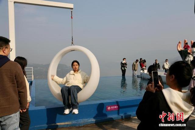 冬日暖阳好时光 三峡库区沿江小镇成近郊游热门目的地