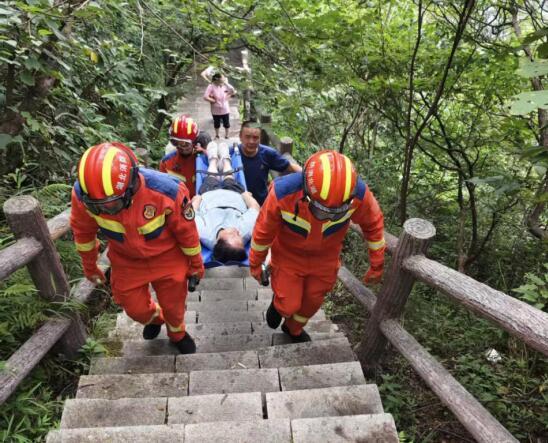 九宫山救援晕倒游客