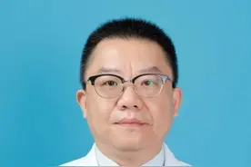专家在身边丨腰痛反复发作，像针扎一样难受！一查这部位“滑脱”了图片