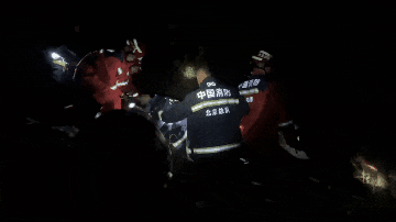 登山变“渡劫”？北京两游客遇险，女子被119抬下山……