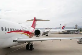 国产商用飞机ARJ21进行“环青藏高原”飞行图片
