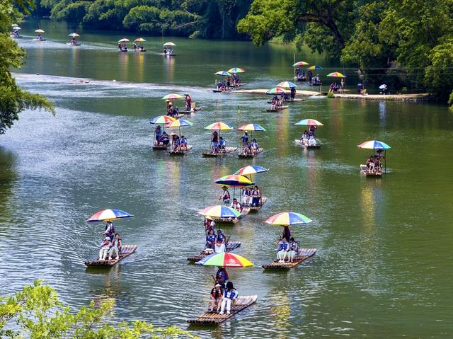 广西阳朔：盛夏泛舟赏景