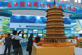 应县木塔巨型木质模型引人注目图片