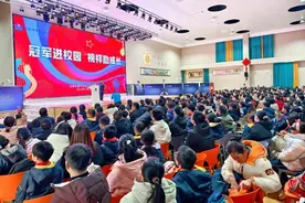 游泳冠军进校园 榜样力量助成长图片
