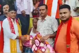 印度官员40度高温下给村民发毯子惹争议 被批“搞政治噱头”图片