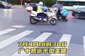 外卖骑手违法被拦不停车 与民警上演“二人转”图片