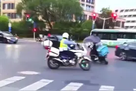 外卖骑手违法被拦不停车 与民警上演“二人转”图片
