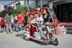 30辆“小蓝车”迎亲，沧州这场婚礼有排面儿！图片