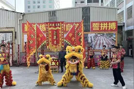 揭阳舞狮小女孩走红后续：与舞狮队同框起舞，“小狮子”找到了“大狮群”图片
