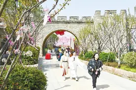 主体建于复原的武昌古城墙上 昙华林人文小镇三期开街图片
