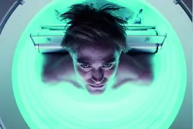 奉俊昊执导科幻片《米奇17》发预告，明年1月31日北美上映图片