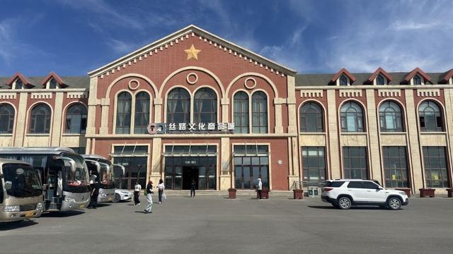 石榴花开 籽籽同心丨打卡祖国西北角的“红色国门” 媒体记者在新疆巴克图口岸体验俄风欧韵