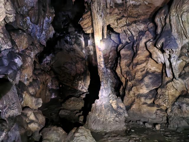 修文县小箐镇合兴村：探秘紫江熬硝洞