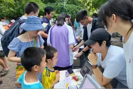 开学首日，海淀这所学校把化学知识带到居民身边图片
