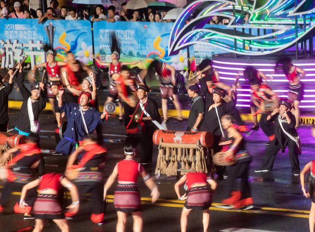 上海旅游节大巡游惊艳外滩，雨中演绎别样风情