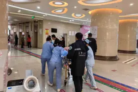 三胎孕妇家中卫生间分娩，医护紧急救治保母婴平安图片