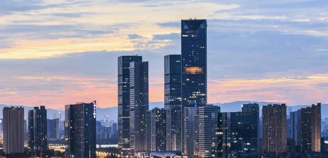 南昌：从“网红”到“长红”，中部崛起的新标杆