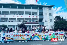 我为祖国画张画 童心共绘中国梦图片
