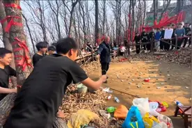 河南一摆摊大爷回收3空瓶换1次套圈，公园：不干涉，游客可尽情参与图片