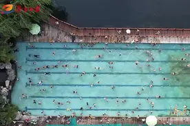 高温持续 泉水浴场戏水享清凉图片