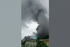 在韩中国留学生亲历当地轮胎厂大火：浓烟蔽日直升机盘旋灭火图片