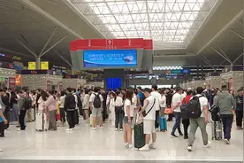 五一火车票今起开售，记者实地探访线上线下购票区别图片