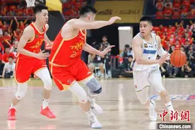 CBA总决赛：北京首战客场胜广厦图片