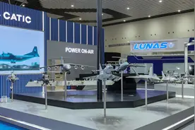 歼-10CE战机亮相兰卡威航展，众多国外嘉宾观众拍照“打卡”图片