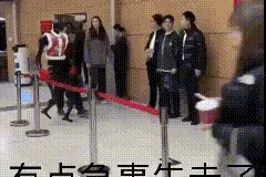春晚看完“咱奶”，又见“浪里白条”下海！机器人，救仨人！图片