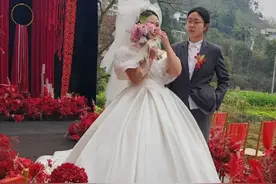 新郎被部队紧急召回，19岁妹妹穿西装代哥哥拜堂！网友：第一次见图片