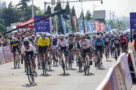 160余名国内外骑手参赛，2025沿黄国际自行车赛第三赛段在卫辉市开赛图片