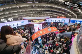 武汉江汉路步行街成为跨年夜新地标，数万市民游客共度狂欢夜图片