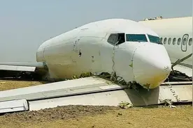 又是波音！货机在马拉卡勒机场降落时失控，坠毁后撞上客机残骸图片